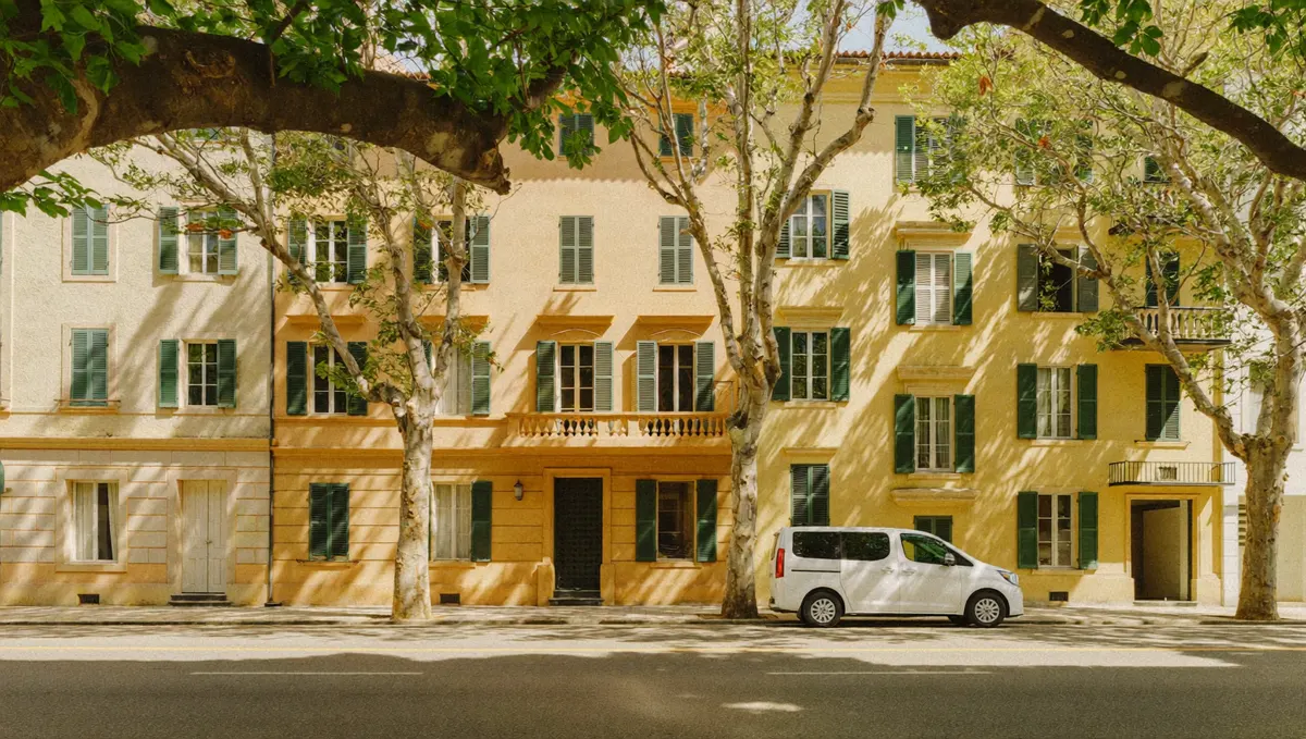 Rue de Nice au petit matin, façades ocre et volets verts